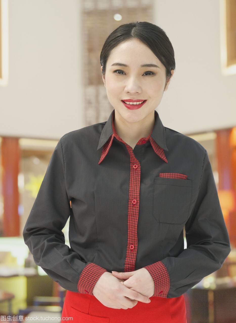 青春服務(wù)，溫暖問候 年輕女服務(wù)員的服務(wù)藝術(shù)